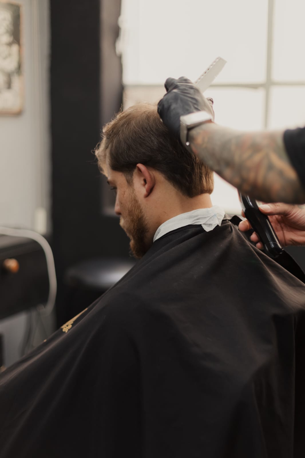 Procedimento capilar na barbearia